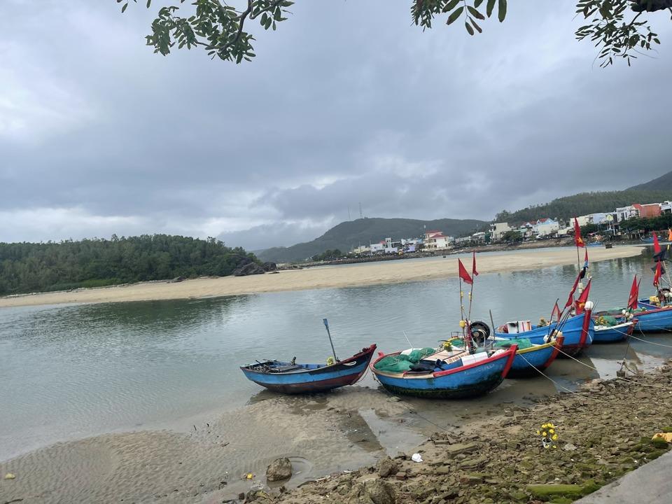 Luồng lạch cạn là một trong những nguyên nhân khiến tàu cá Quảng Ngãi cập cảng ở các địa phương khác.