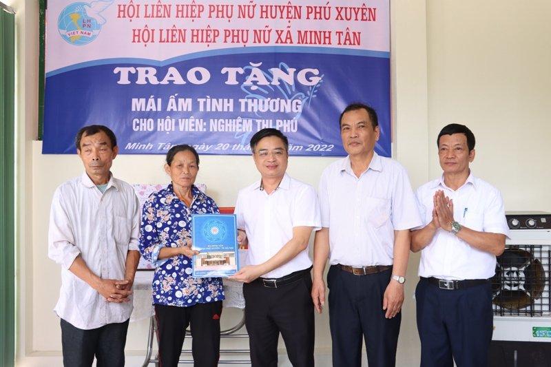 Lãnh đạo xã Minh Tân luôn quan tâm đến các gia đình chính sách và hộ khó khăn