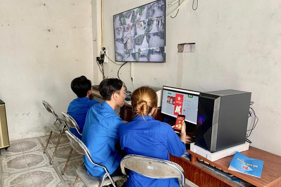 Theo dõi camera giám sát cộng đồng tại thôn Thuận Quang (xã Dương Xá, huyện Gia Lâm). Ảnh: Lâm Nguyễn