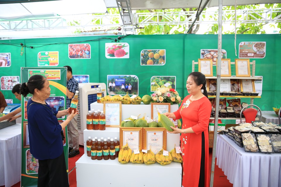Khách hàng tìm hiểu sản phẩm tại hội chợ các sản phẩm OCOP ở huyện Sóc Sơn. Ảnh: Phạm Hùng 