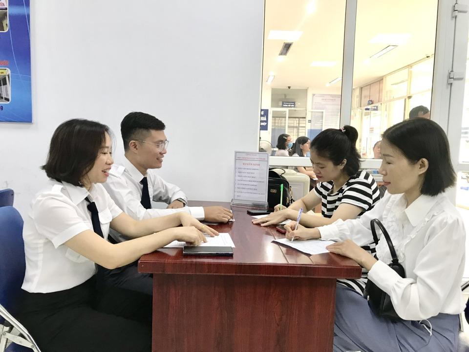 Người lao động ứng tuyển phỏng vấn tại Phiên Giao dịch việc làm trực tuyến kết nối 9 tỉnh, TP. Ảnh: Trần Oanh.