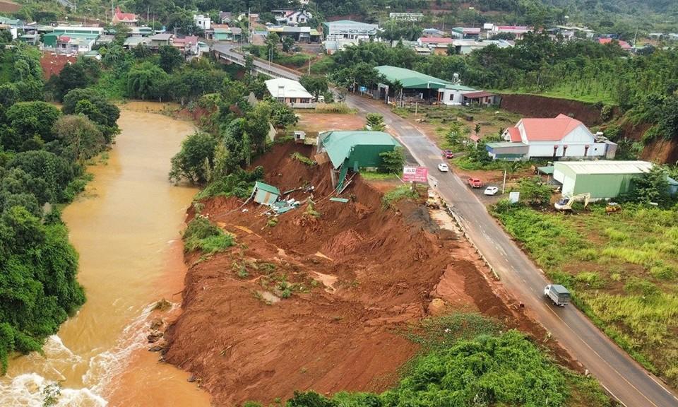 Mưa lớn khiến nhiều tuyến đường ở Tây Nguyên bị sạt lở (Ảnh: Văn Tư).