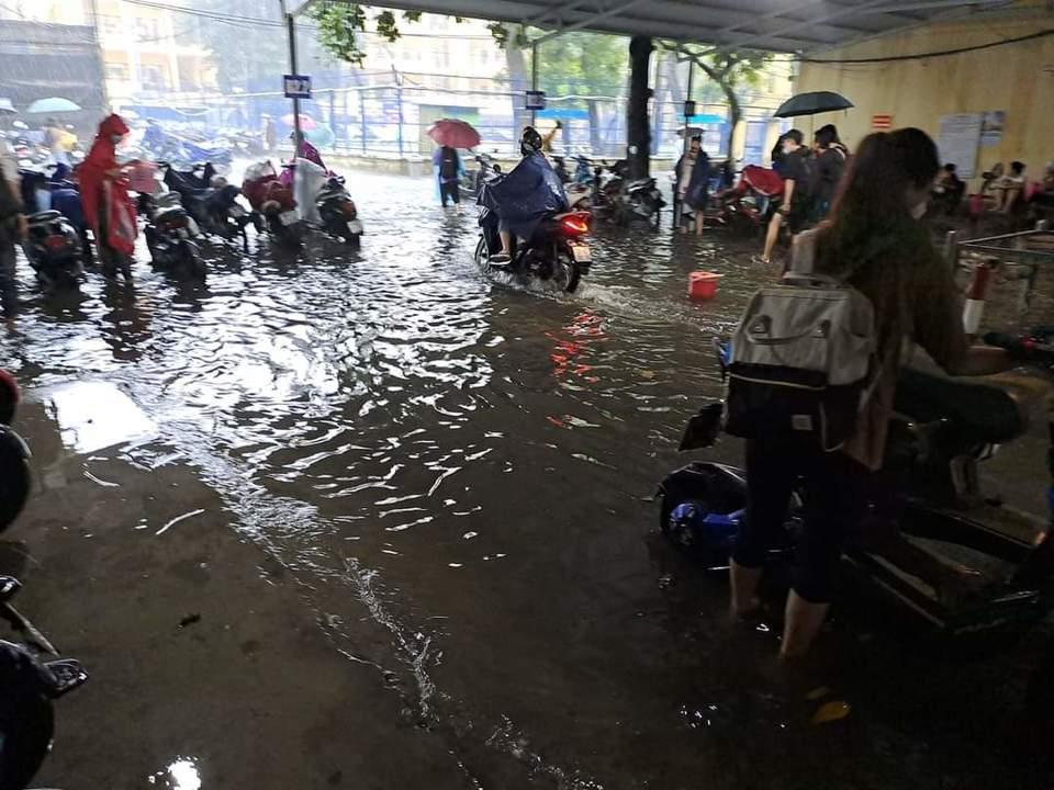 Nhà xe ĐH Công Đoàn. Ảnh: Phan Thanh Bình.