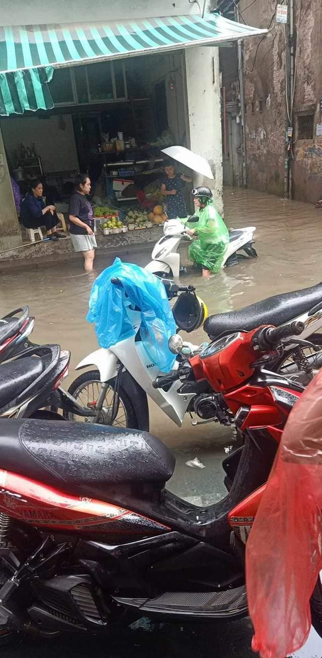 Mưa lớn khiến một số ngõ nhỏ không kịp thoát nước. Ảnh: Nguyễn Vũ Trọng.