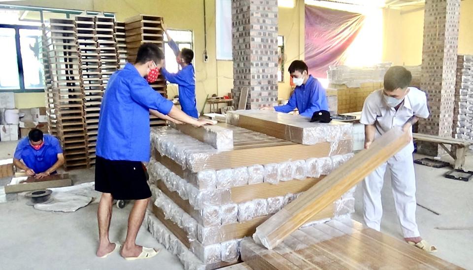 Học viên Cơ sở Cai nghiện ma túy số 1 Hà Nội lao động trị liệu bằng việc gia công giá gỗ để giầy, dép. Ảnh: Trần Oanh
