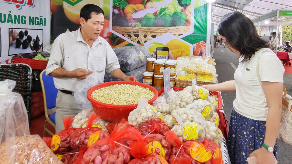 Người tiêu dùng tiếp cận đặc sản vùng miền tại Tuần hàng trái cây, nông sản các tỉnh, thành phố tại Hà Nội năm 2023. Ảnh: Hoài Nam