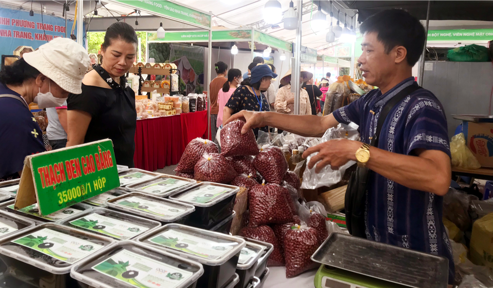 Người tiêu dùng tiếp cận đặc sản vùng miền tại Tuần hàng trái cây, nông sản các tỉnh, TP tại Hà Nội năm 2023. Ảnh: Hoài Nam