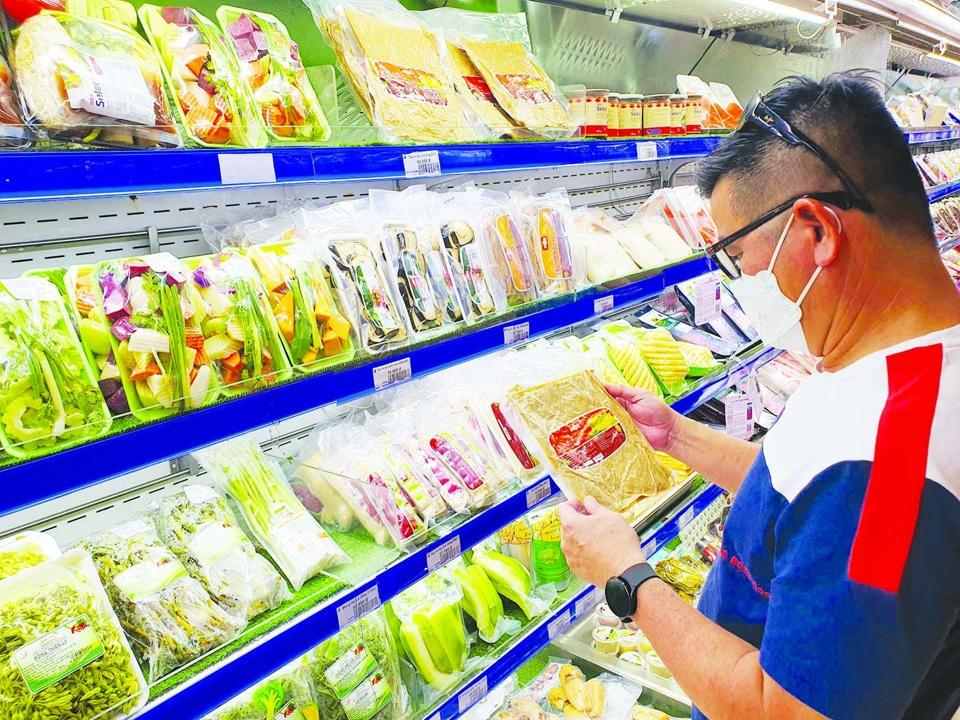 Người tiêu dùng mua thực phẩm chay tại siêu thị Co.op Mart. Ảnh: Hoài Nam