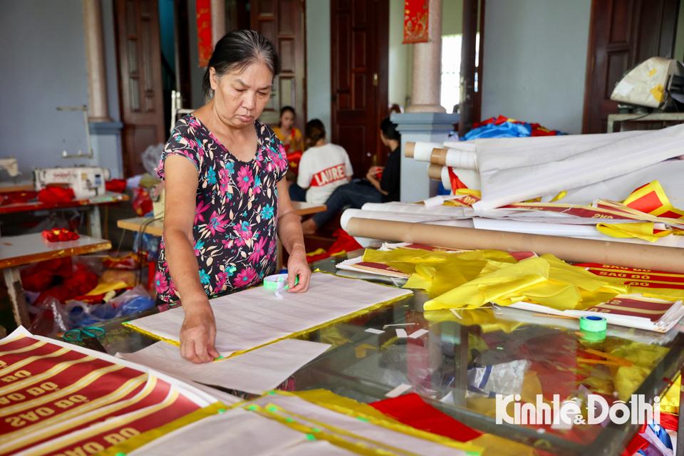 Những bàn tay khéo léo tạo từng chi tiết trên mỗi lá cờ được sản xuất tại đây. Hiện nay, các hộ sản xuất quy mô lớn tại Từ Vân cũng đều trang bị máy móc hiện đại, lập trình tự động trên máy tính nên độ chính xác cao, tốc độ cắt vải nhanh mà chi tiết lại sắc nét hơn và cũng đáp ứng kịp các nhóm hàng lớn.