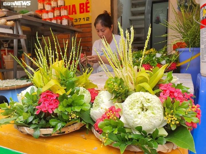 Ngoài bán đồ ăn sẵn, tại đây các tiểu thương còn bán những mẹt hoa tươi đầy màu sắc với giá 150.000 đồng/mẹt. Chủ một hàng hoa cho biết, cận ngày Rằm tháng 7, mỗi ngày chị bán được tới 150 - 200 mẹt, thậm chí có hôm còn "cháy" hàng.