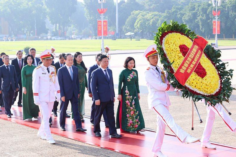 Đoàn đại biểu Thành ủy, HĐND, UBND, Mặt trận Tổ quốc Việt Nam Thành phố Hà Nội đặt vòng hoa, vào Lăng viếng Chủ tịch Hồ Chí Minh.