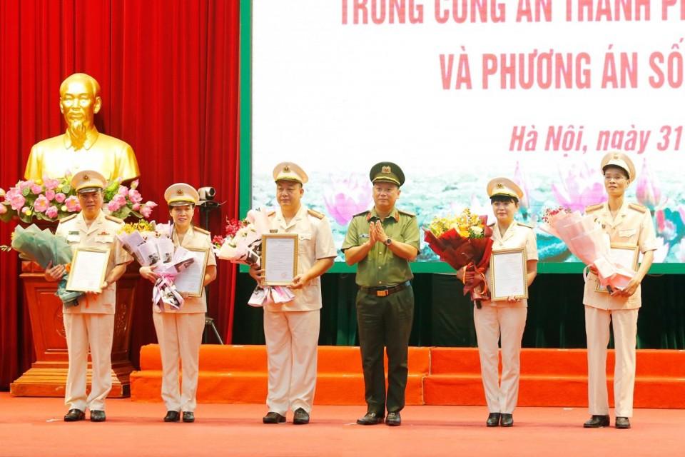 Đại tá Phạm Thanh Hùng - Phó Giám đốc Công an TP trao quyết định điều động, bổ nhiệm chỉ huy một số đơn vị.