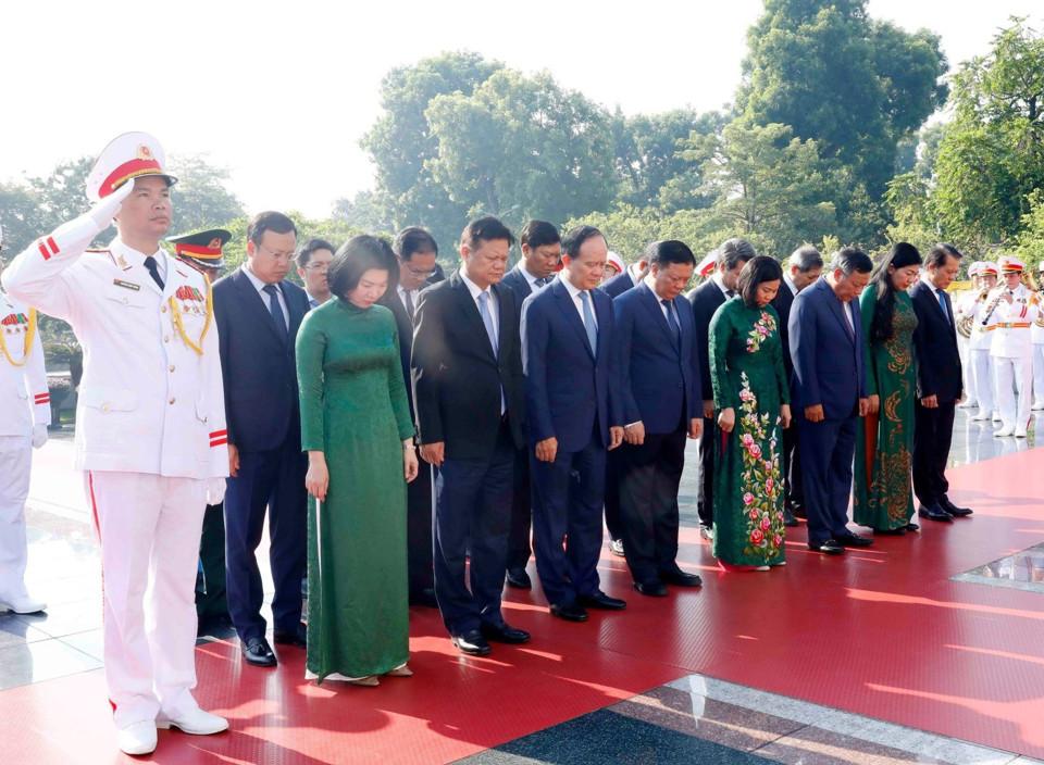 Các đồng chí lãnh đạo Thành phố Hà Nội đặt vòng hoa, tưởng niệm các Anh hùng liệt sĩ.