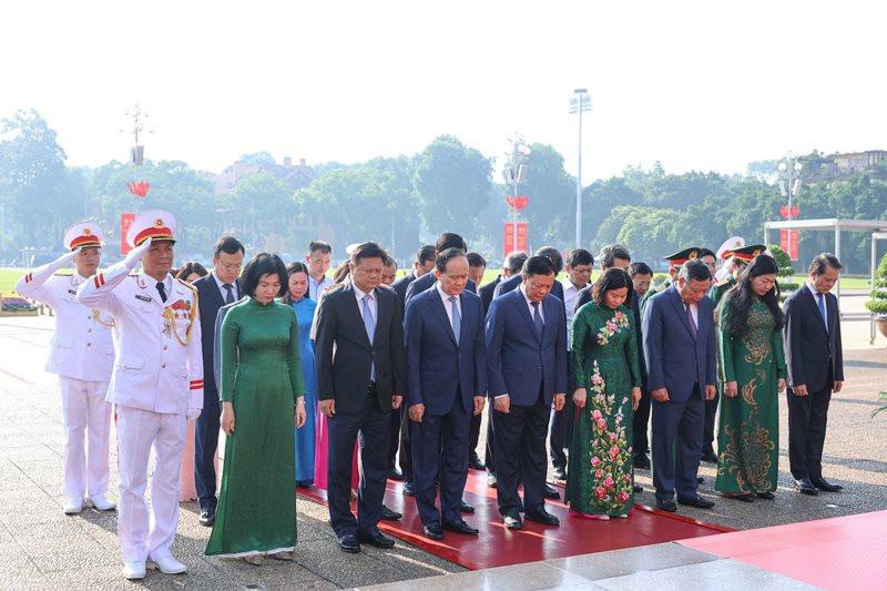 Đoàn đại biểu Thành ủy, HĐND, UBND, Mặt trận Tổ quốc Việt Nam Thành phố Hà Nội tưởng niệm Chủ tịch Hồ Chí Minh.