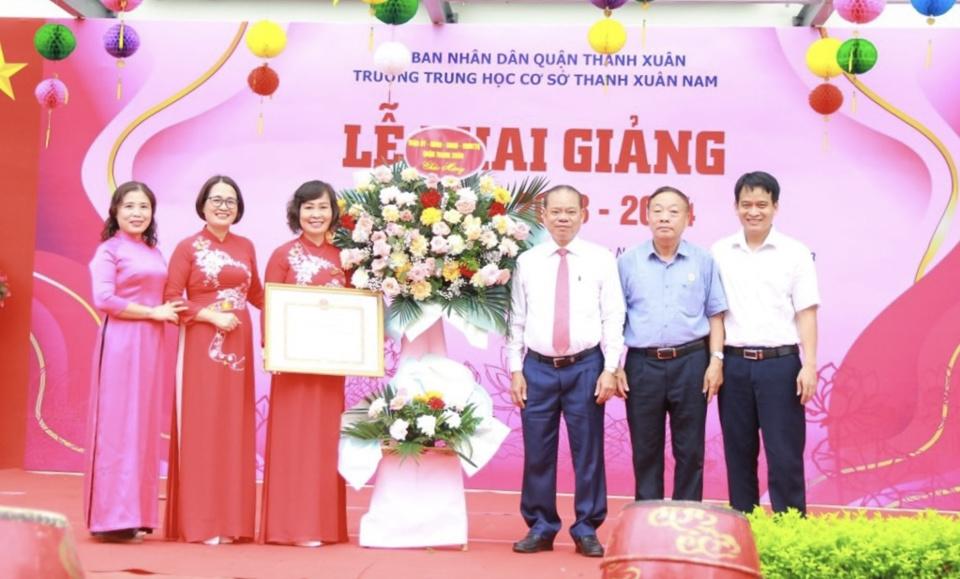 Chủ tịch Uỷ ban MTTQ quận Khổng Minh Thảo chúc mừng trường THCS Thanh Xuân Nam