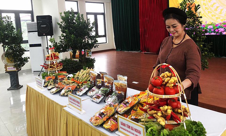 Bánh tôm của chủ thể quận Tây Hồ được UBND TP Hà Nội cấp chứng nhận 3 sao OCOP. Ảnh: Lâm Nguyễn