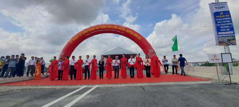 Chủ tịch HĐND TP Hồ Chí Minh Nguyễn Thị Lệ cùng lãnh đạo sở, ngành cắt băng thông cầu Long Kiểng.