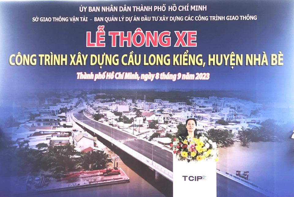 Chủ tịch HĐND TP Hồ Chí Minh Nguyễn Thị Lệ thay mặt TP biểu dương thành tích của Ban QLDA Đầu tư xây dựng các công trình giao thông.