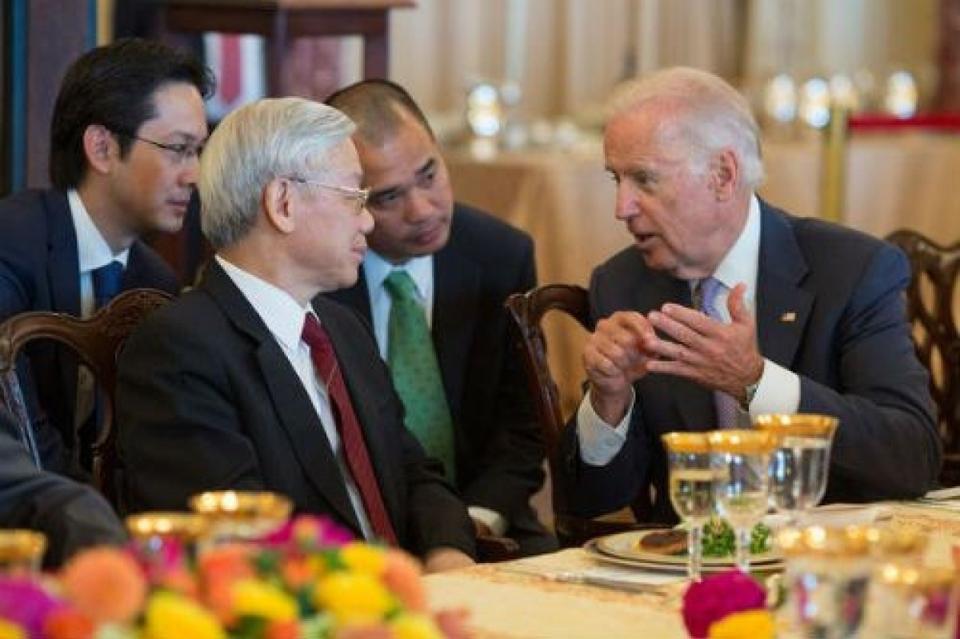 Tổng Bí thư Nguyễn Phú Trọng và Phó Tổng thống Mỹ Biden tại buổi chiêu đãi trong chuyến thăm Hoa Kỳ năm 2015. (Ảnh: Twitter)  