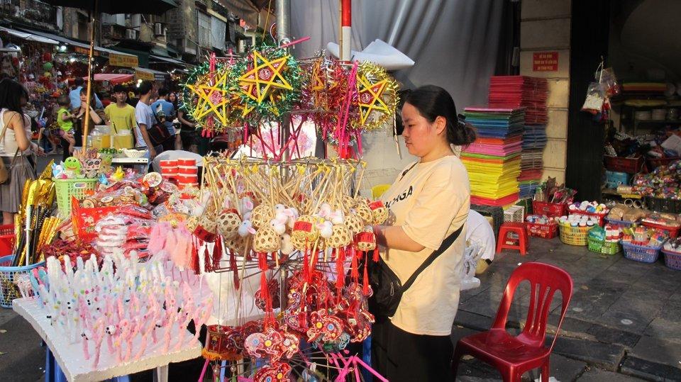 Tiểu thương bày bán đồ chơi truyền thống trên phố Hàng Mã. Ảnh: Thảo Nguyên