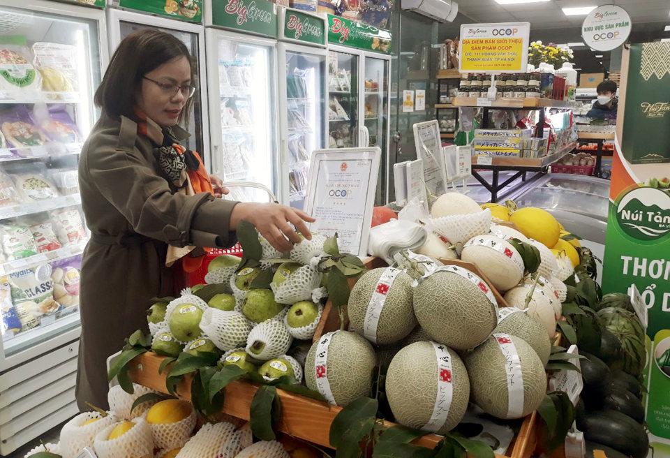 Người tiêu dùng mua sản phẩm OCOP tại cửa hàng bán và giới thiệu sản phẩm OCOP quận Thanh Xuân. Ảnh: Hoài Nam