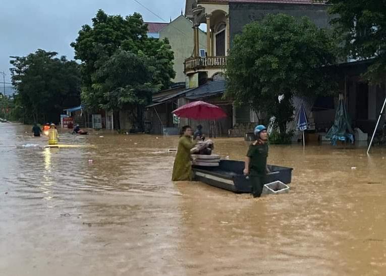 Dù đã rất chủ động, nhưng nước lũ lên nhanh, việc di chuyển hết tài sản, vật nuôi là rất khó, đỉnh lũ được đánh giá như thời điểm xảy ra năm 2007. 