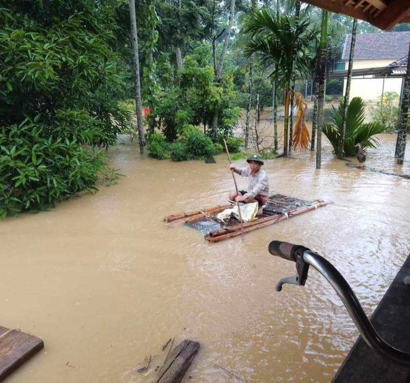 Người dân một số tại huyện Quỳ Châu, trong đó có thị trấn Tân Lạc, từ 3 giờ sáng tới nay đang phải đối diện với việc chạy lũ, nước lũ dâng lên nhanh khiến bà con gần như không kịp trở tay. 