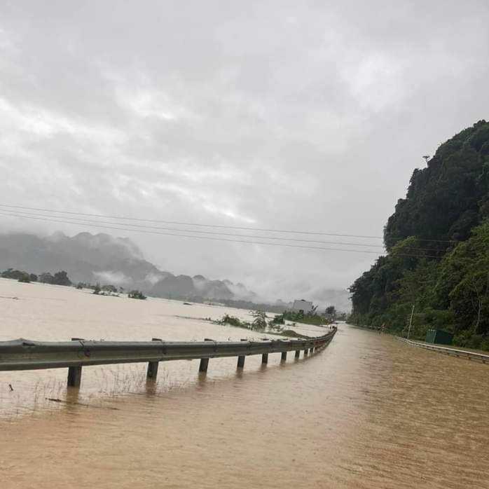 Giao thông tê liệt hoàn toàn, Quốc lo 48 ngập trong nước lũ...