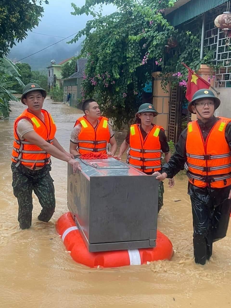 Cố gắng vớt vát những vật dụng có giá trị.