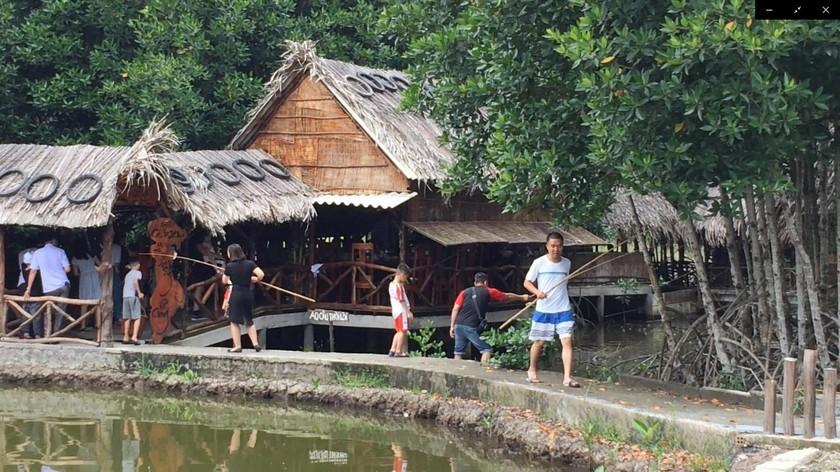 Du khách tại điểm dừng chân Tu Tỵ, Rạch Gốc huyện Ngọc Hiển.