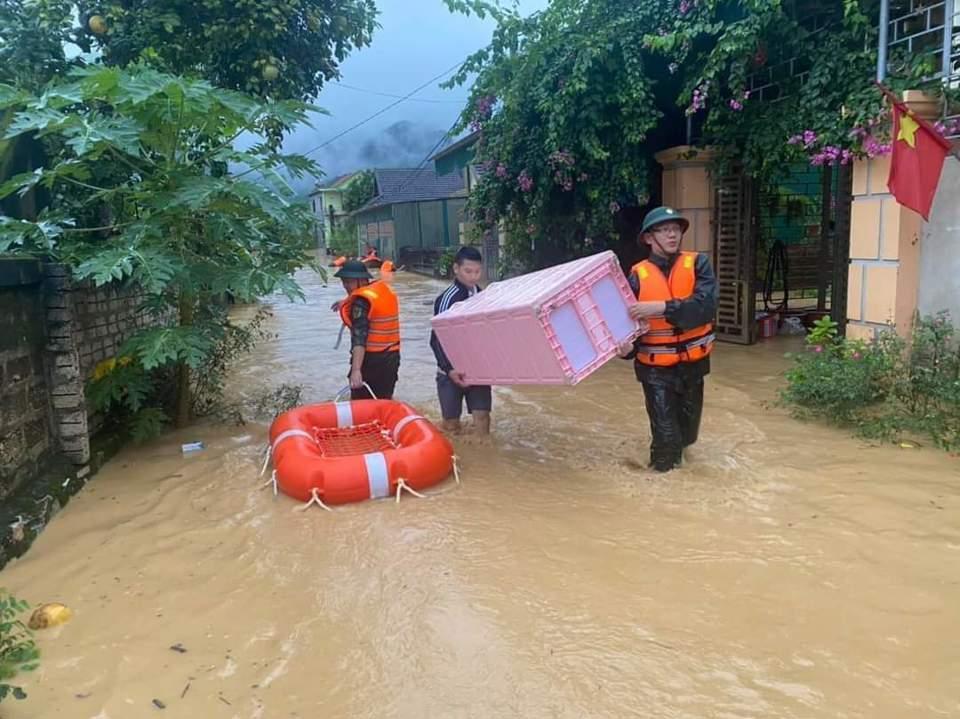 Lực lượng bộ đội tham gia hỗ trợ Nhân dân chạy lũ