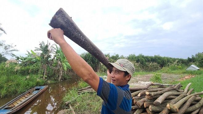 Anh Phạm Duy Khanh đang chuẩn bị cho chuyến gác kèo ong