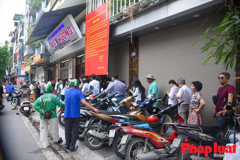 Người dân xếp hàng trên vỉa hè kéo dài cả trăm mét.