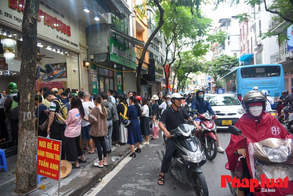 Vào những ngày cận Tết Trung thu, hình ảnh dòng người xếp hàng mua bánh Trung thu Bảo Phương trên phố Thụy Khuê đã trở thành quen thuộc.