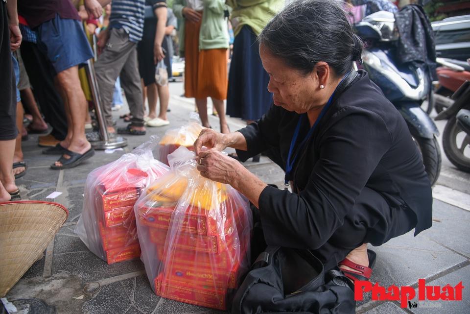 Những người xếp hàng tại đây người cho biết, bánh Trung thu hiện đại giờ rất nhiều, mẫu mã đẹp, vị cũng đa dạng. Tuy nhiên, họ lại thích vị truyền thống vì hoài niệm vị Trung thu xưa.