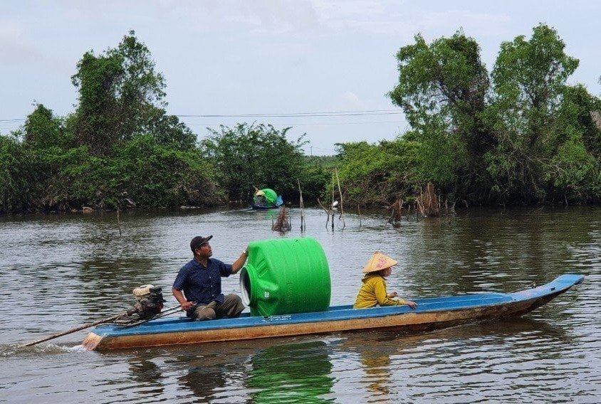 Người dân dùng bồn Plasman Tân Á Đại Thành để trữ nước, đảm bảo an toàn vệ sinh và lượng nước mưa trữ được lớn hơn. Ảnh: Tập đoàn Tân Á Đại Thành.