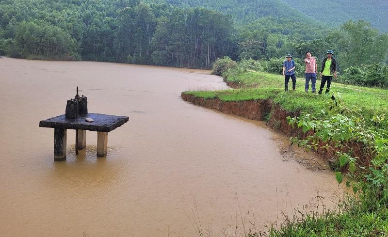 Đập Đình Đẹ, xã Sơn Tây, huyện Hương Sơn bị sạt lở nghiêm trọng, ảnh hưởng rất lớn đến khả năng tích nước , tiềm ẩn nguy cơ mất an toàn cho vùng hạ du.