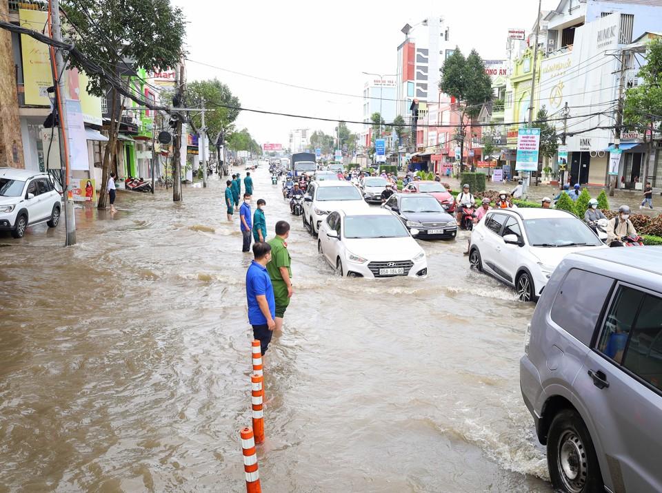 Đường phố Cần Thơ ngập diện rộng trong ngày đầu tuần; đường Mậu Thân trở thành biển nước.