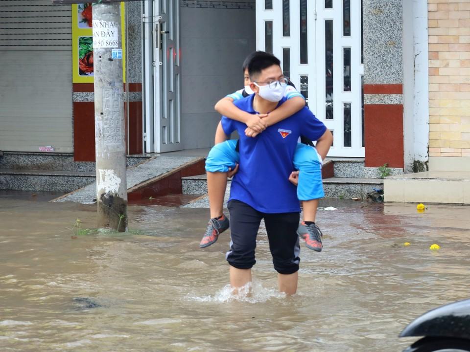 Học sinh được cõng qua vùng nước sâu để đến trường.