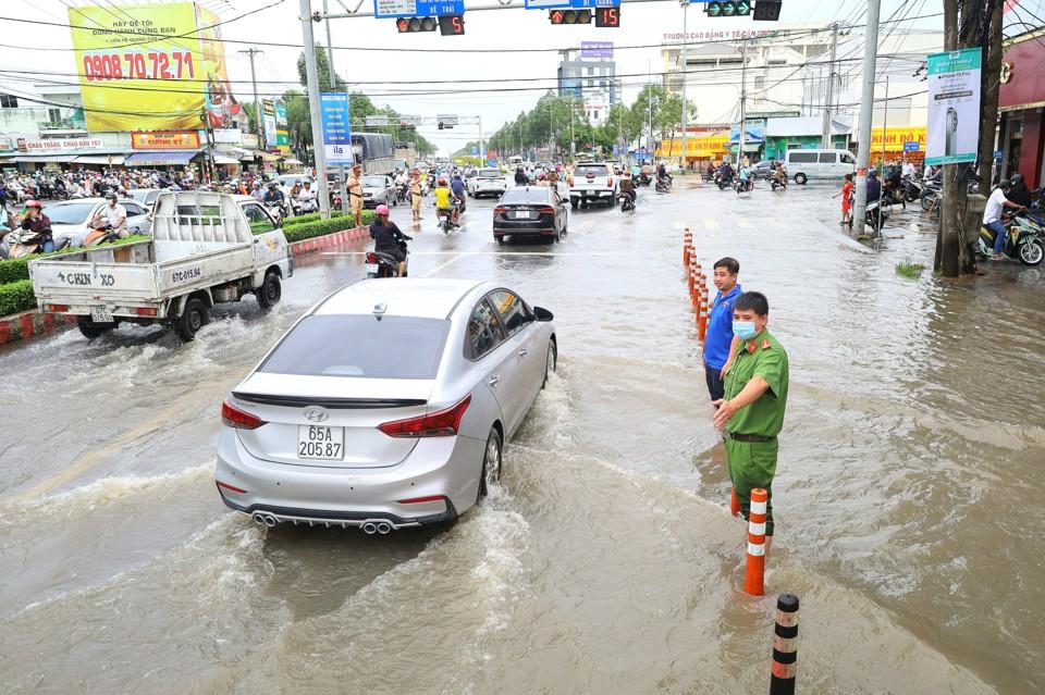 Cảnh sát giao thông điều tiết phương tiện để tránh ùn tắc tại các nút giao.