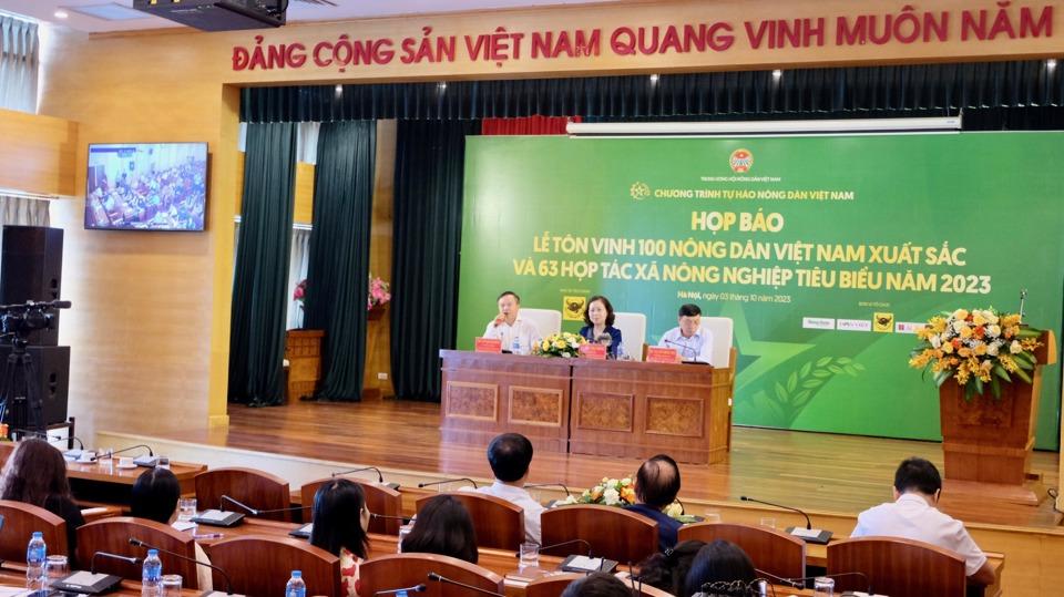 Đại diện Ban tổ chức Chương trình Tự hào nông dân Việt Nam chủ trì họp báo.