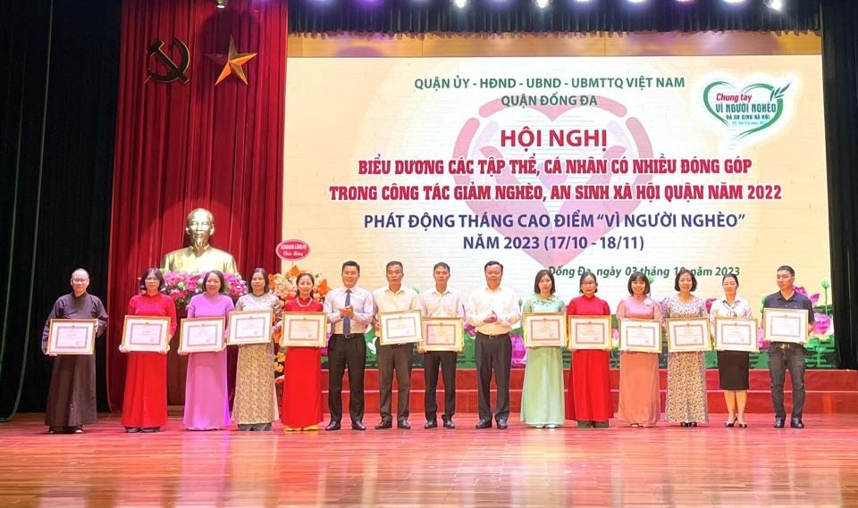 Lãnh đạo quận Đống Đa trao khen thưởng cho các tập thể, cá nhân có đóng góp trong công tác đảm bảo an sinh xã hội trên địa bàn quận.