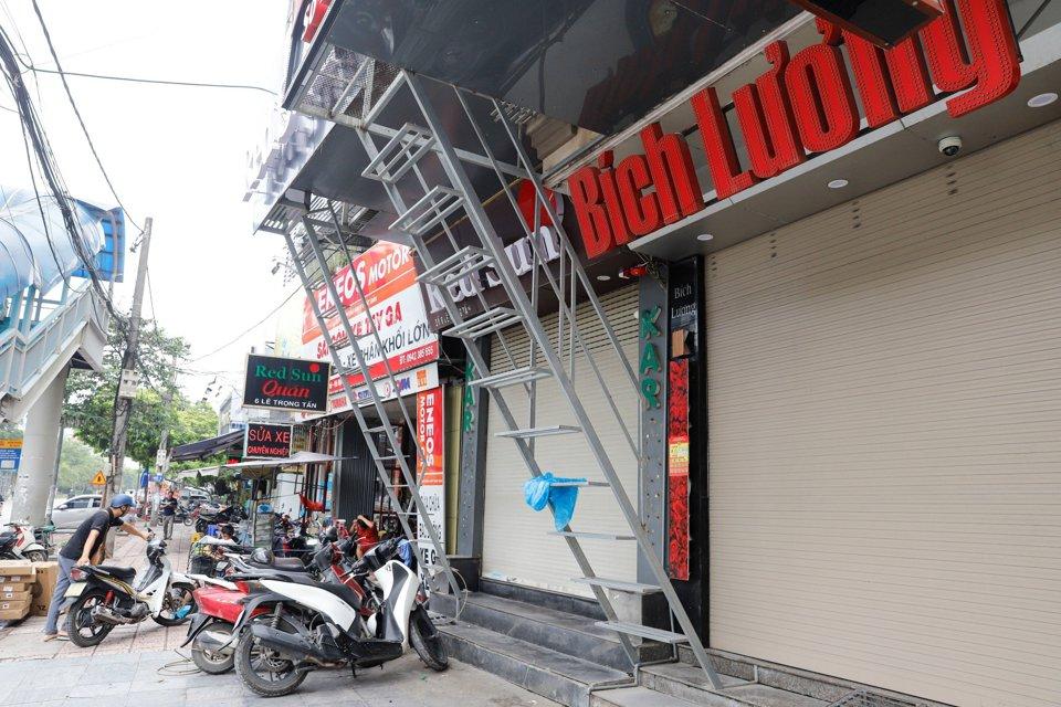 Tuy nhiên phần thang từ tầng 1 đến tầng 2 được hàn cố định, không cơ động nên nhô hẳn ra vỉa hè.