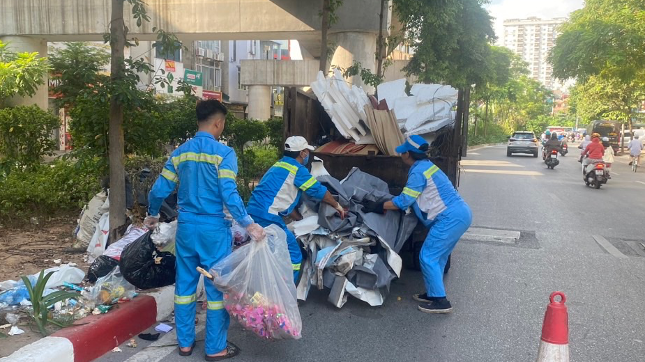 Công nhân vệ sinh môi trường tăng cường dọn dẹp vệ sinh môi trường trên các tuyến phố chính của quận Đống Đa.