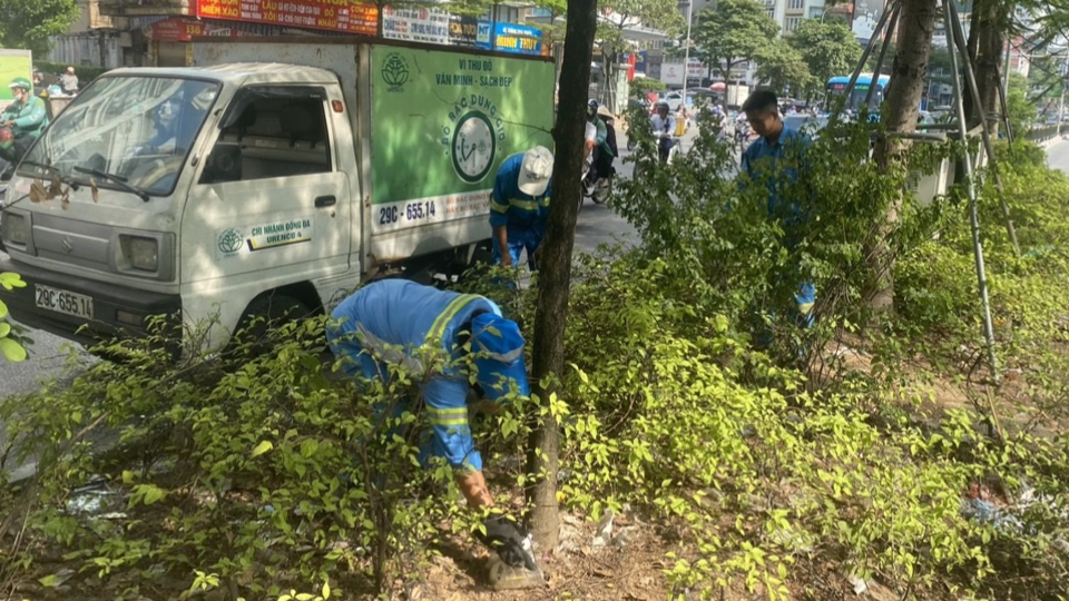 Chi nhánh Đống Đa phấn đấu đảm không để rác thải tồn đọng qua ngày trong dịp 10/10.