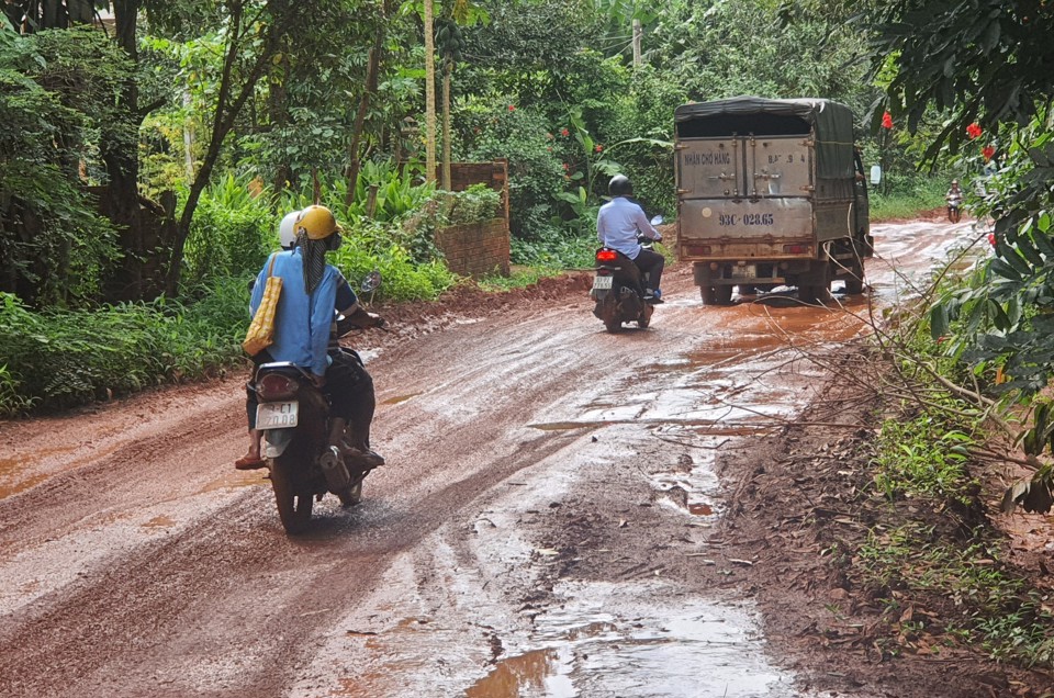 Ra đường là nỗi ám ảnh của người dân trong khu vực. Qua 3 ngày không mưa, nhưng ghi nhận con đường vẫn lầy lội như thế này. Ảnh: Lâm Thiện.