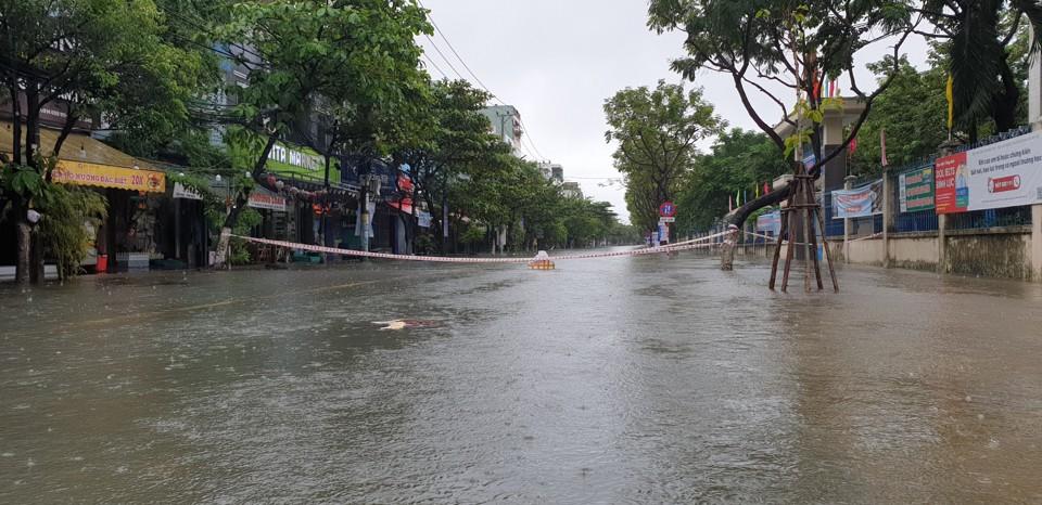 Đà Nẵng ngập nặng nhiều khu vực sau mưa lớn. Ảnh: Quang Hải