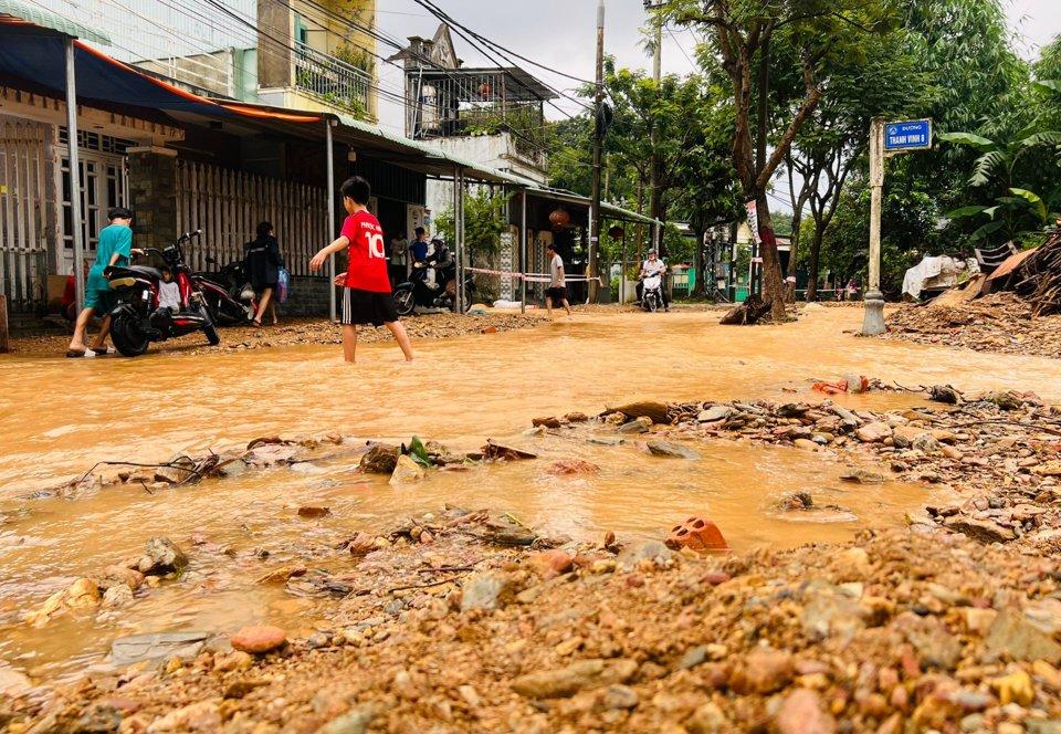 Mưa lớn gây sạt lở, kéo theo đất đá tràn xuống đường và nhà dân ở Đà Nẵng. Ảnh: Tấn Việt