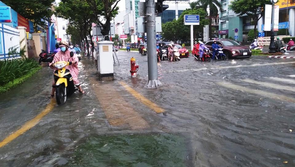 Mưa tiếp diễn, nhiều tuyến đường tại các tỉnh khu vực miền Trung vẫn đang bị ngập nước.