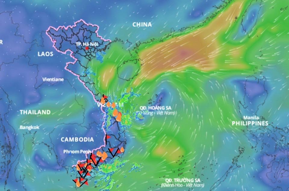 Vùng áp thấp trên Biển Đông đang mạnh dần, có khả năng tiếp tục gây mưa tại các tỉnh miền Trung.